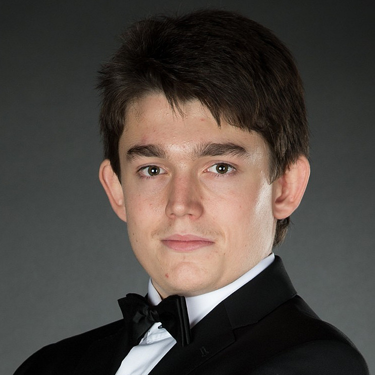 Peter Mischkot steht in Anzug ©Copyright: Foto Harald Steiner