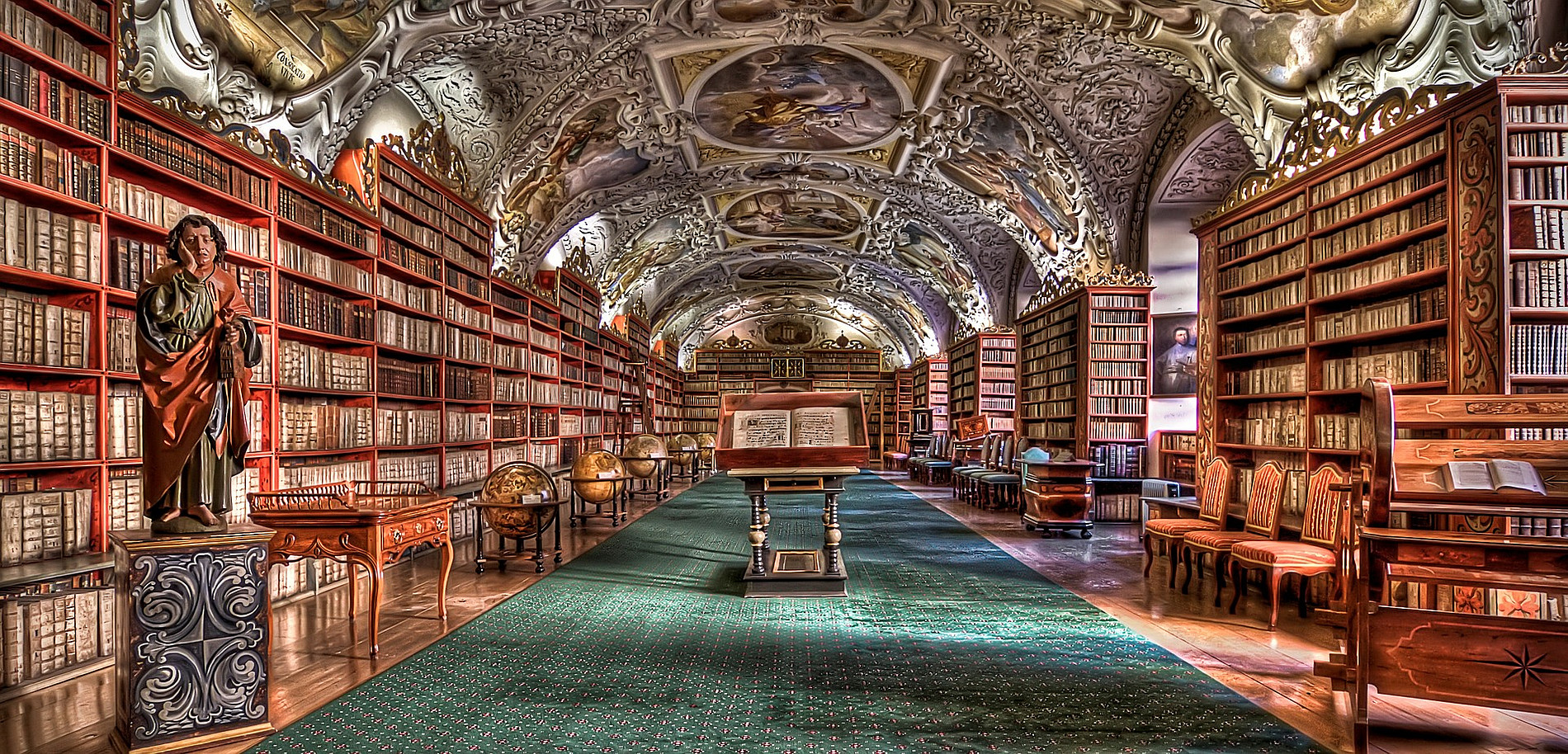 Alte Bibliothek ©Image by izoca from Pixabay