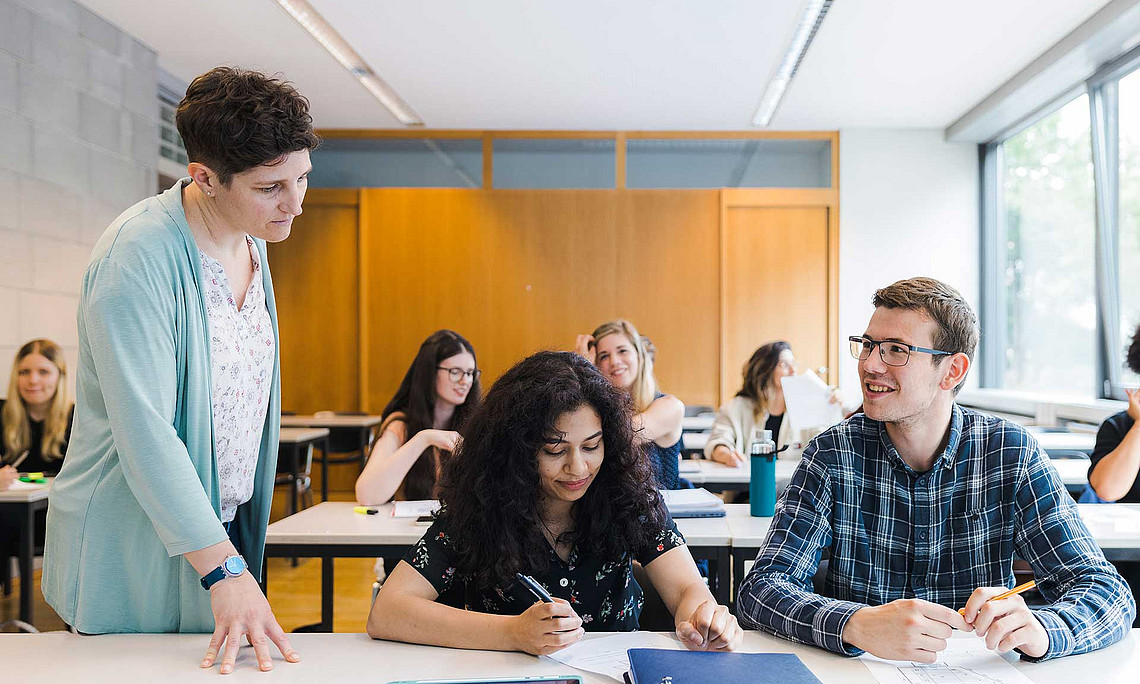 Lehrende mit Studierenden