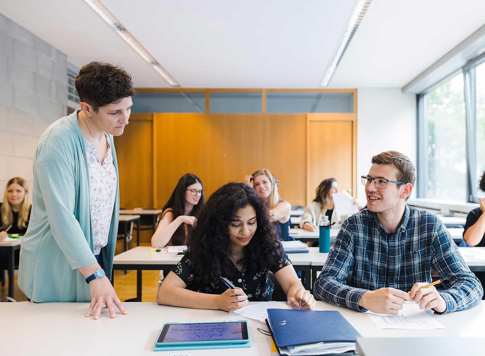 Lehrende mit Studierenden ©Uni Graz/Kanizaj