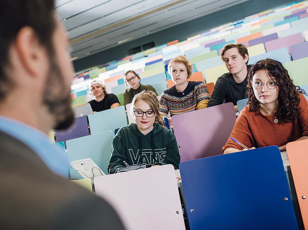 Lecturer in the lecture theatre with students ©Uni Graz/Kanizaj