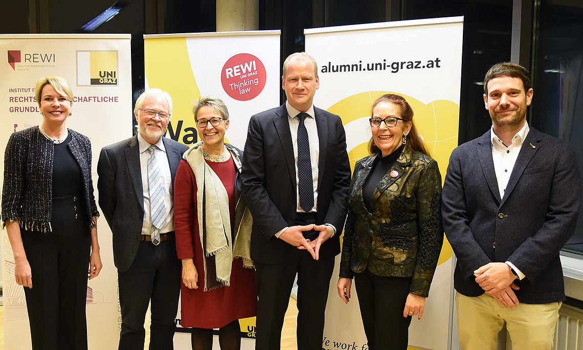 Im Dialog: Erika de Wet, Wolfgang Benedek, Anita Ziegerhofer, Christoph Bezemek, Gabriele Schmölzer und Paul Gragl (v. l.) Foto: Uni Graz/Schweiger 