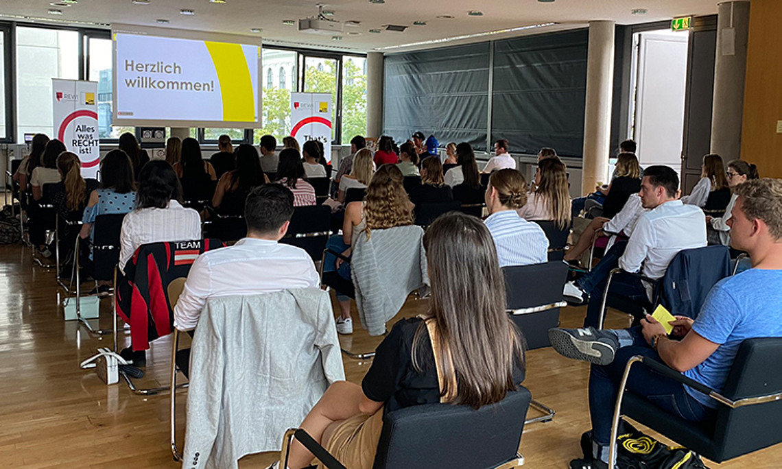 Gemeinsam durch das erste Semester an der REWI-Fakultät der Uni Graz: MentorInnen und Mentees wurden vergangene Woche "gematched". Foto: Uni Graz/Steiner. 