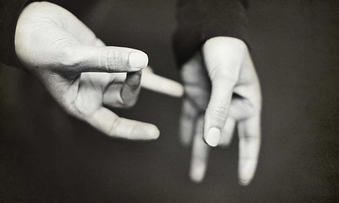 Auch im medizinischen Notfall brauchen gehörlose Personen visuelle Kommunikation per Gebärdensprache. Foto: Jo Hilton/unsplash.com