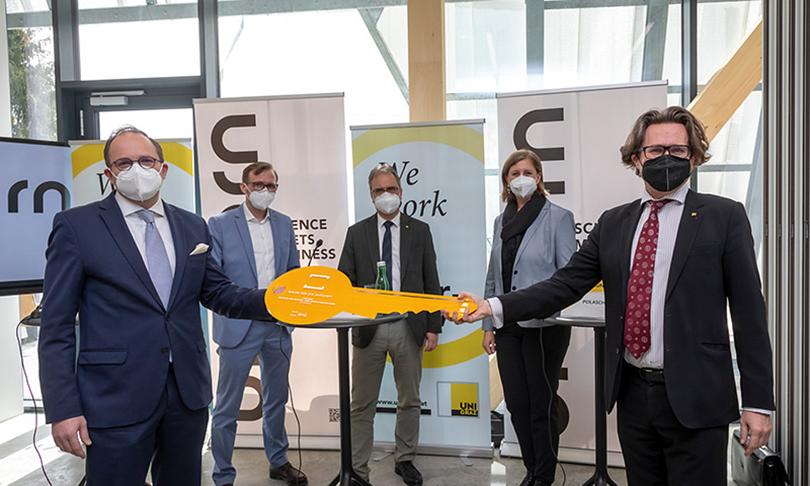 Maximilian Pammer, Bernhard Weber, Peter Riedler, Barbara Eibinger-Miedl und Martin Polaschek (v.l.) im neuen Unicorn. Foto: Uni Graz/Lunghammer. 