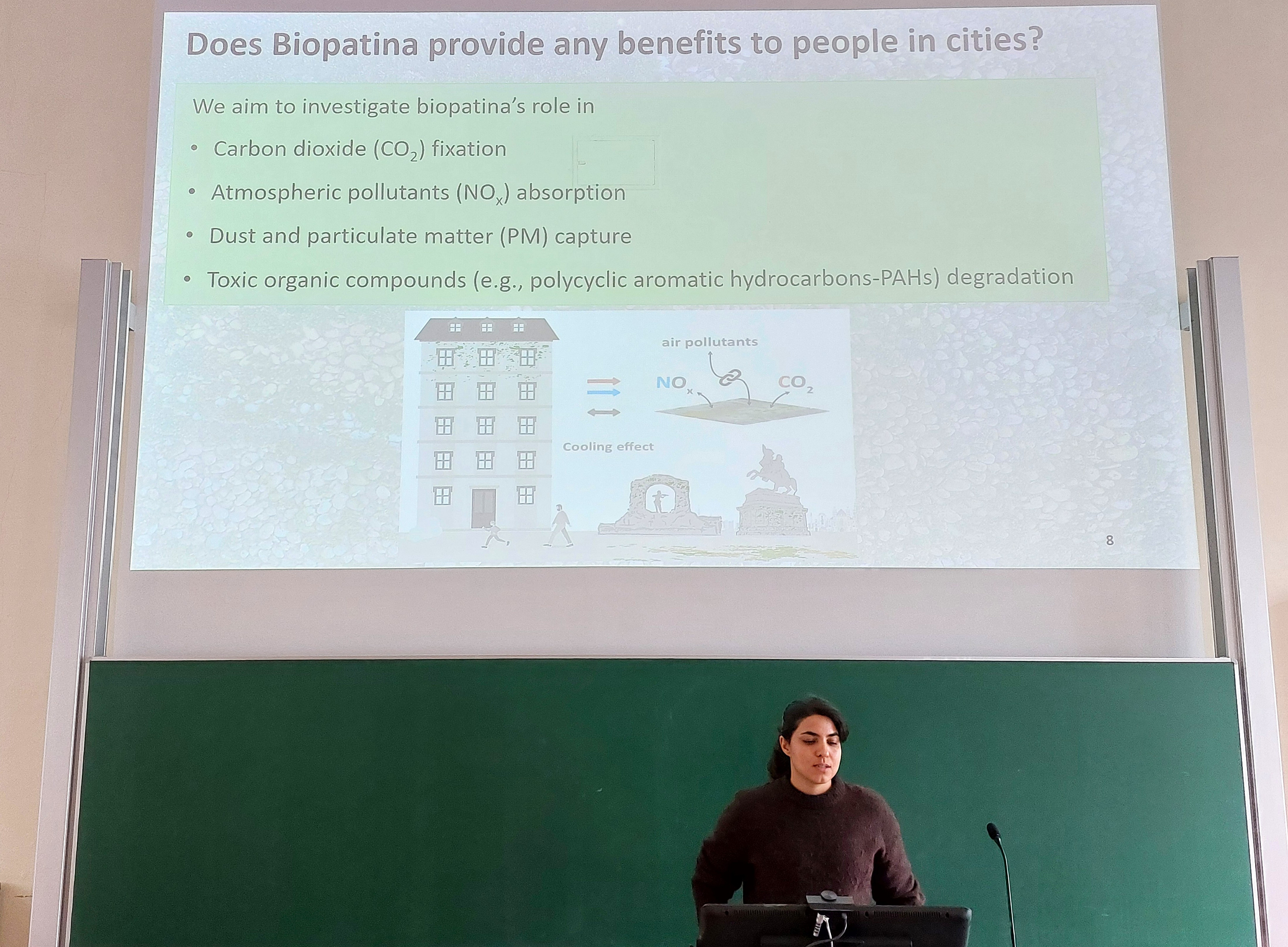 Asmas Talk on Biopatinas on buildings in urban environments: biofilters, CO2 sinks and cooling systems with an aesthetic-architectural effect ©Hanna Bauer