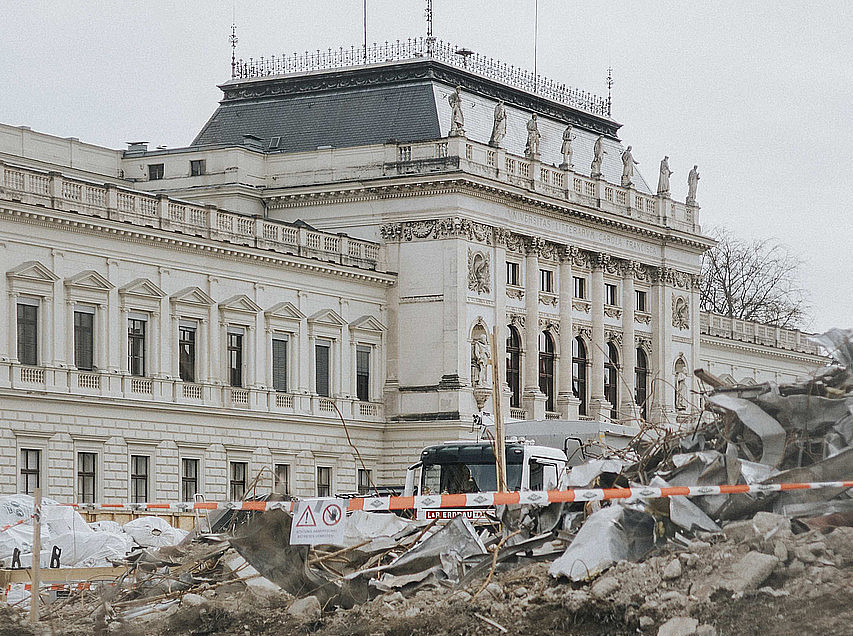 Das Hauptgebäude der Uni Graz im Hintergrund, davor eine Baustelle ©Candussi