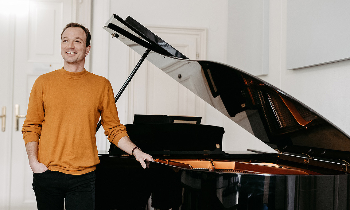 Musikwissenschaftler Joep Janssens steht an einem geöffneten Flügel.