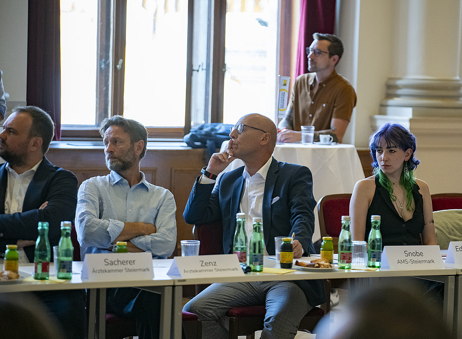 Menschen in einem großen Saal ©Uni Graz/Tzivanopoulos