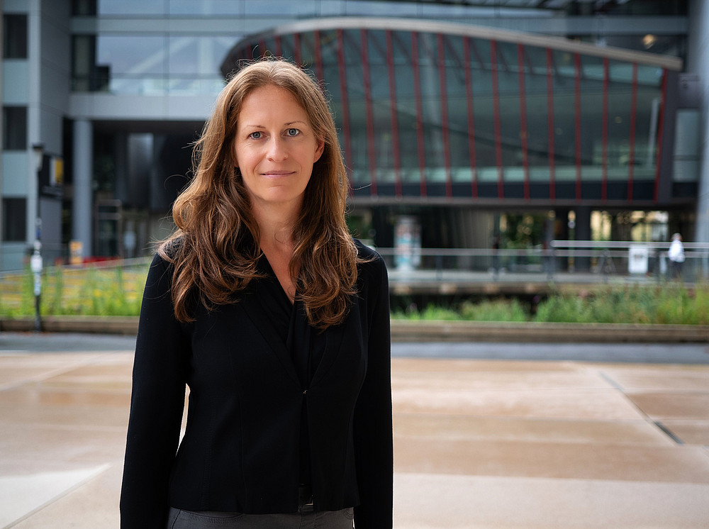 Sabine Ranftl stands in front of the Resowi Center. ©Uni Graz/Radlinger