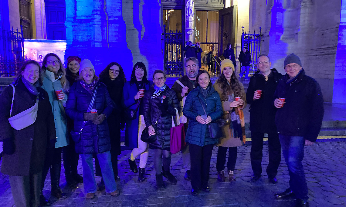 Gruppe von Presonen am Weihnachtsmarkt