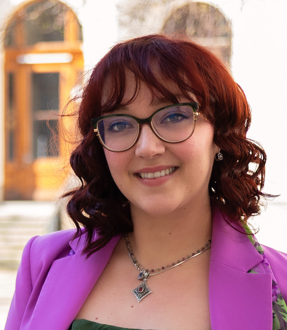 Studienassistentin Nikolina Kulundzija im Innenhof der Uni Graz