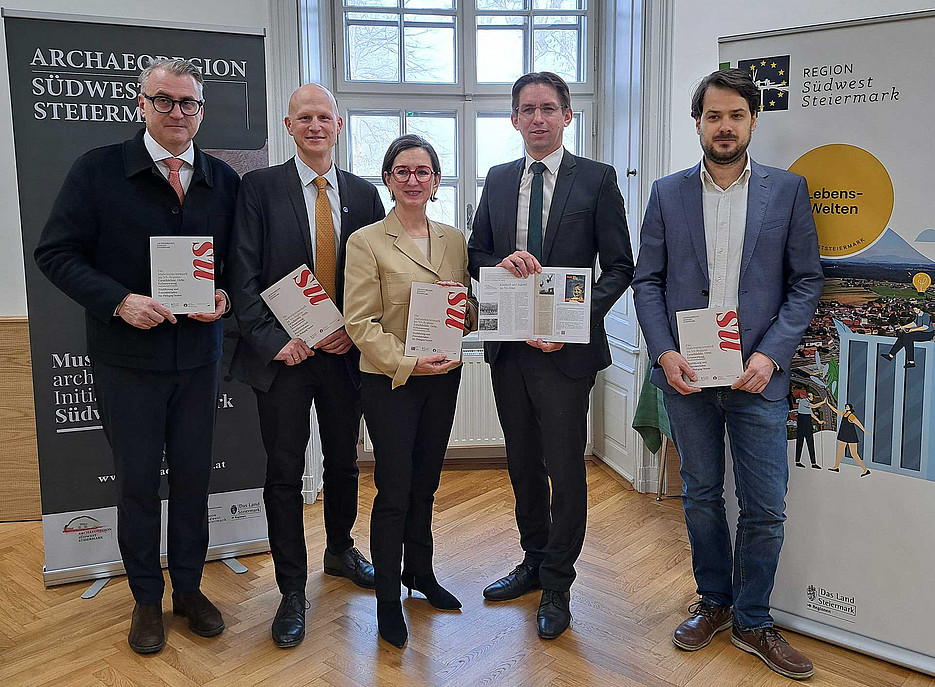 Präsentation des Praxisleitfadens (v. l.): Meinhard Friedl (Bildungshaus Schloss Retzhof), Philipp Lesiak und Barbara Stelzl-Marx (Ludwig Boltzmann Institut für Kriegsfolgenforschung, Uni Graz), Joachim Schnabel (Region Südweststeiermark), Zeithistoriker Markus Rieger-Roschitz Foto: RMSW_BH 