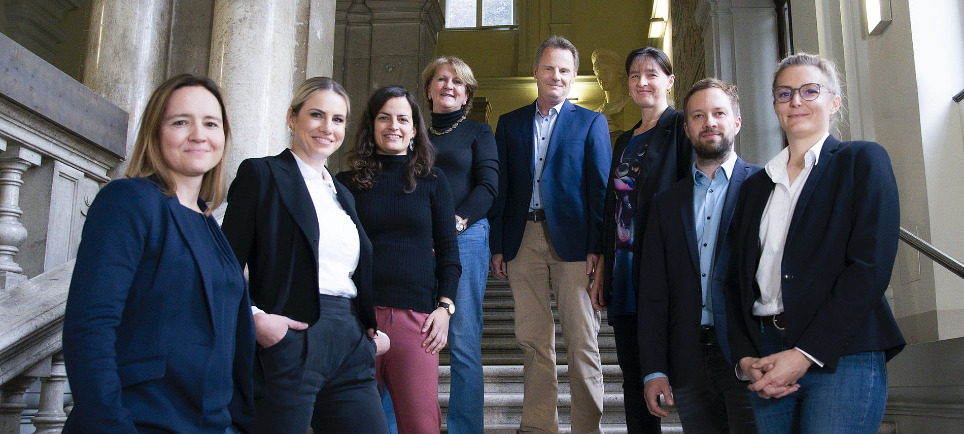 A group photo of the staff members of the Rector's office on the ceremonial staircase in the main building ©Uni Graz/Tzivanopoulos