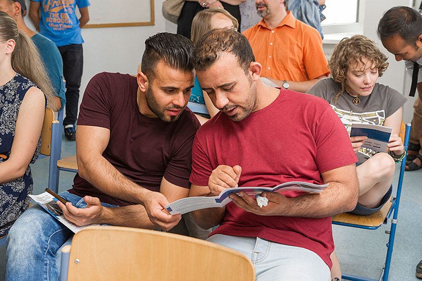 In den Kursen von jungen Menschen für junge Menschen werden nicht nur die deutsche Sprache, sondern auch Werte und Kulturkonzepte mitvermittelt.