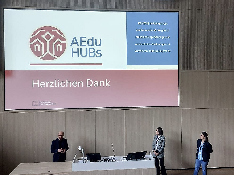 ein Mann und zwei Frauen, die vor einer Leinwand stehen und eine Präsentation halten ©Uni Graz/Söllradl