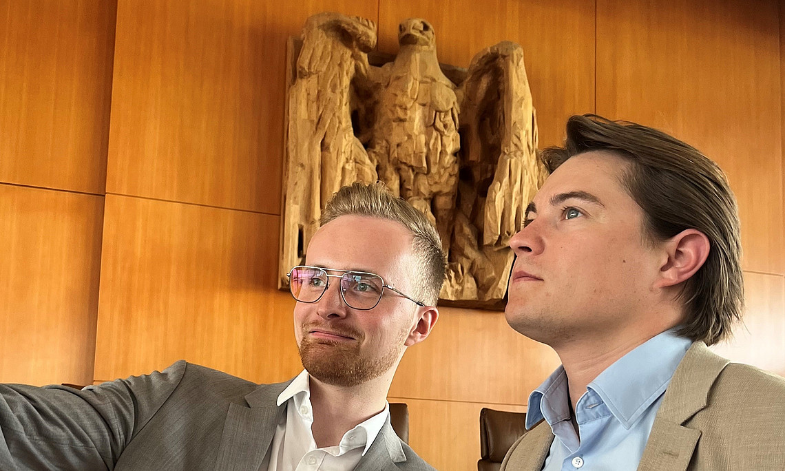 Bundesadler im Gerichtssaal