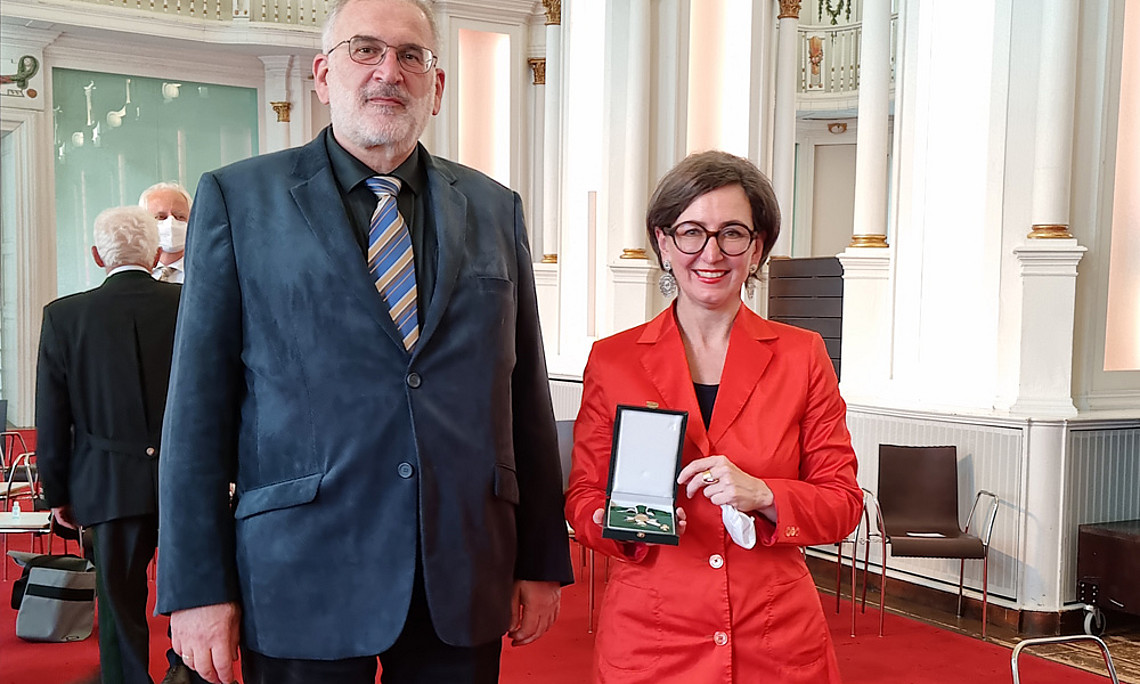 Barbara Stelzl-Marx erhielt das Ehrenzeichen des Landes Steiermark. GEWI-Dekan Michael Walter gratulierte. Foto: BIK/Dolesch