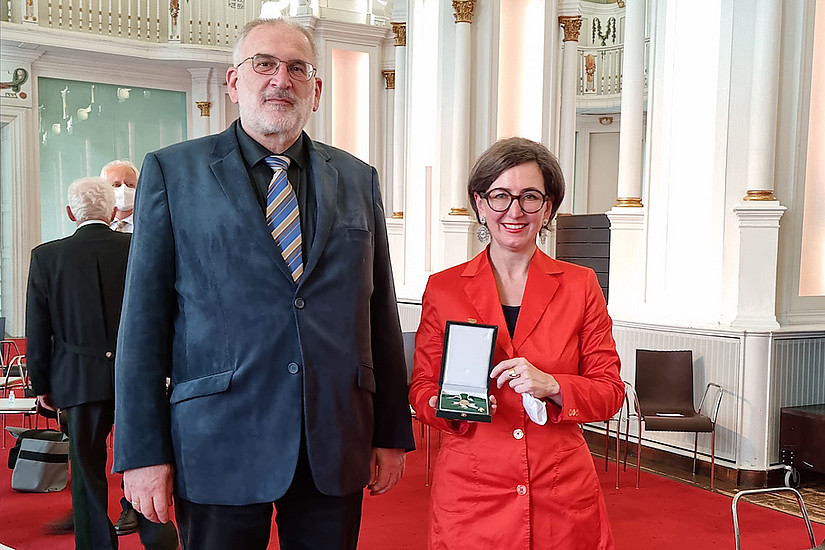 Barbara Stelzl-Marx erhielt das Ehrenzeichen des Landes Steiermark. GEWI-Dekan Michael Walter gratulierte. Foto: BIK/Dolesch