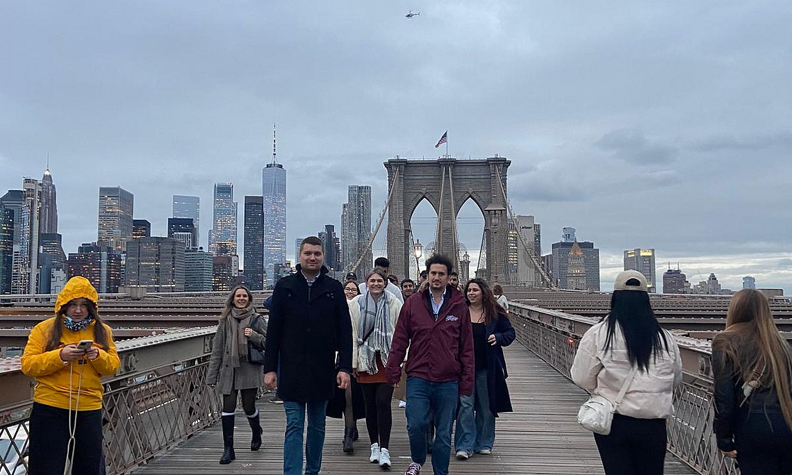 Studierende auf der Brooklyn Bridge NYC