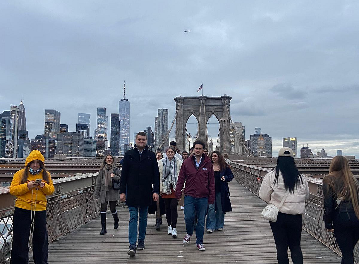 Studierende auf der Brooklyn Bridge NYC 