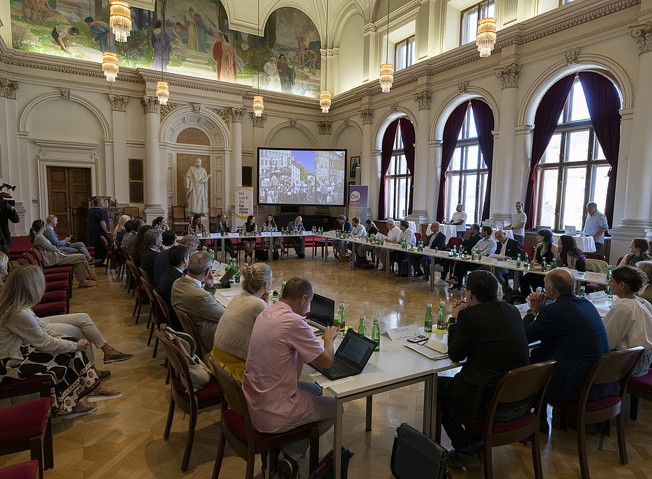 Menschen in einem großen Saal ©Uni Graz/Tzivanopoulos