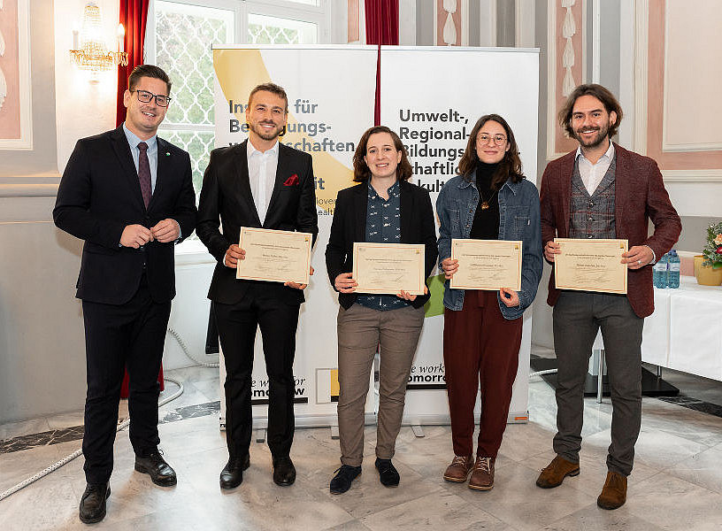 Die Preisträger*innen mit LAbg. Gerhard Hirschmann 