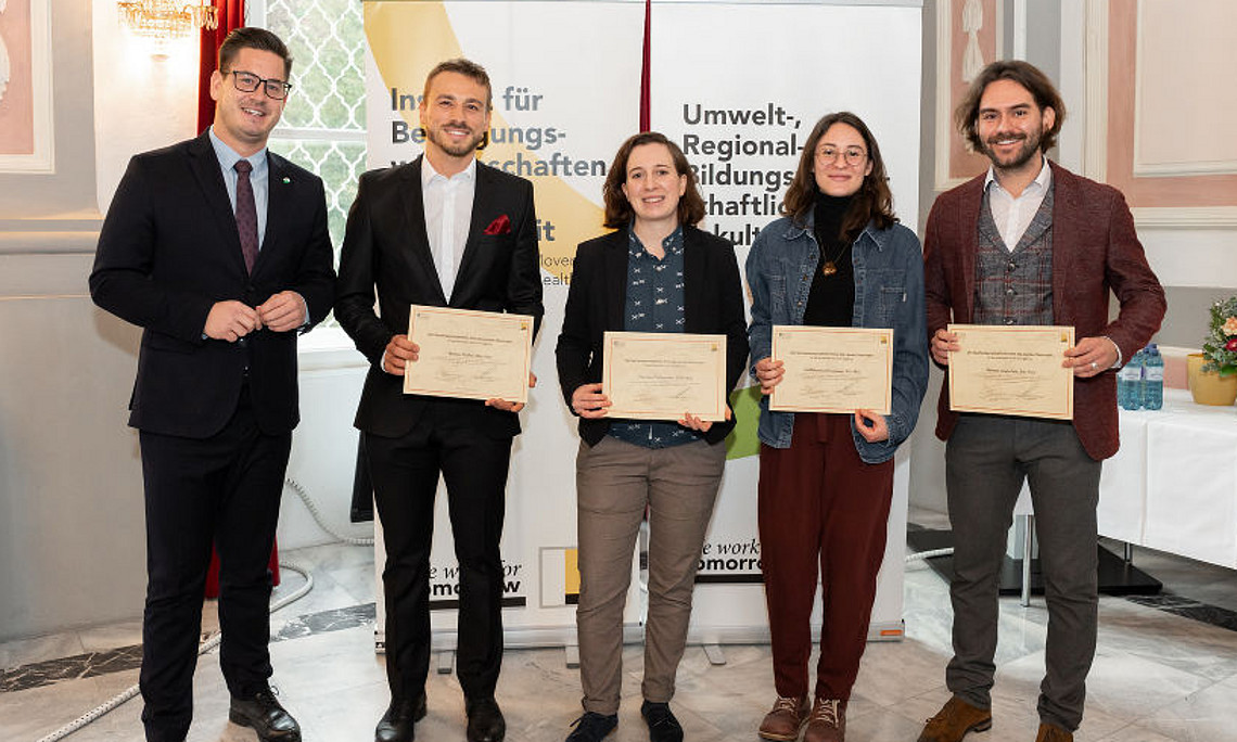 Die Preisträger*innen mit LAbg. Gerhard Hirschmann