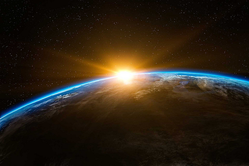 Blick auf die Erde aus dem All, Sonne geht am Horizont auf. Foto: pixabay