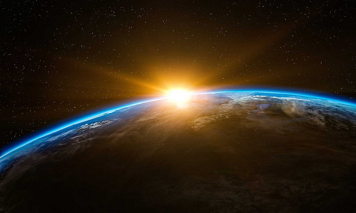 Blick auf die Erde aus dem All, Sonne geht am Horizont auf. Foto: pixabay