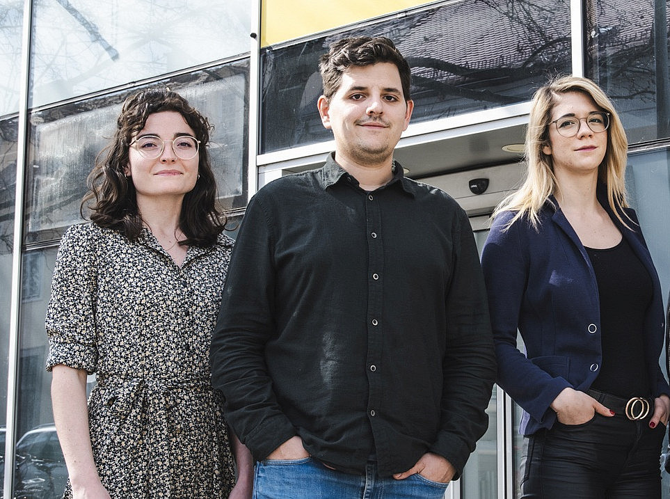 The three web editors and one web editor in front of the entrance to the so-called relaunch box, Typo3 Support Uni Graz ©Uni Graz/Tzivanopoulos