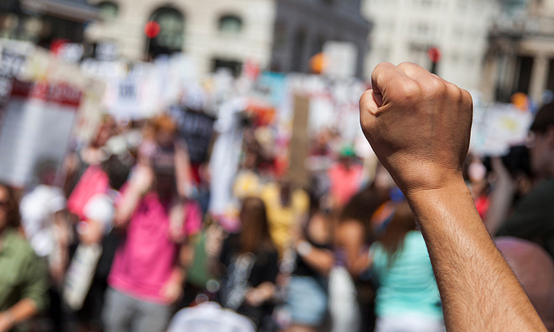 RechtspopulistInnen setzen auf gezielte mediale Provokation und unreflektierte Berichterstattung. Foto: shutterstock/ Ink Drop. 