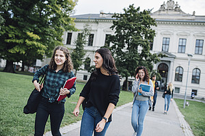 Mehrere Personen gehen am Universitätscampus herum ©Uni Graz/Kanizaj