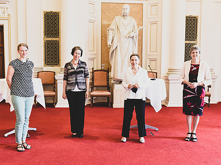 Digitalisierungs-Vizerektorin Petra Schaper-Rinkel (2. von rechts) eröffnete die hybride Tagung. Susanne Seifert (links) moderierte die Veranstaltung live. ©Universität Graz/Tzivanopoulos