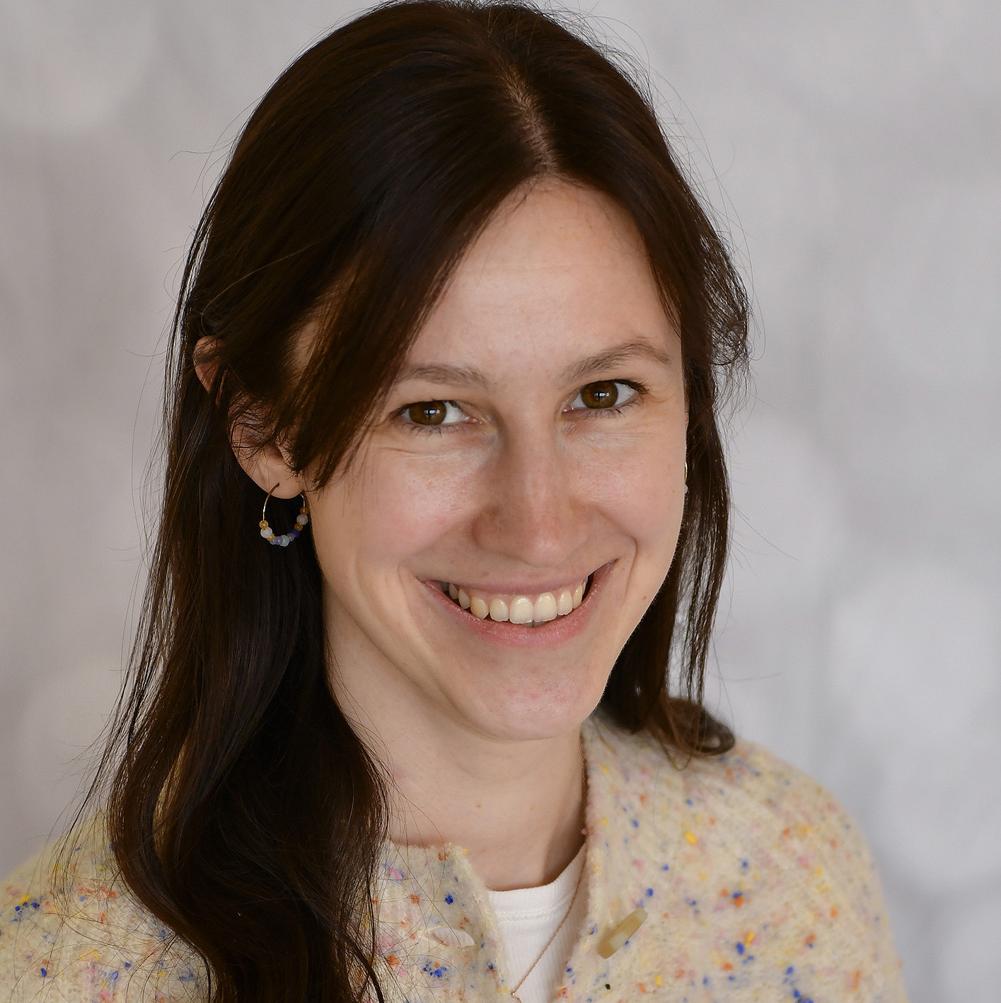 Junge Frau lächelnd mit dunklen Haaren