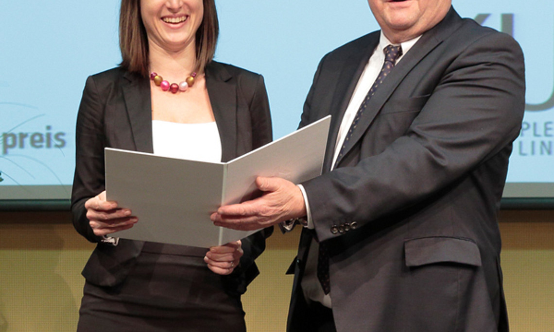 Angelika Gerstmann wurde mit den Wissenschaftspreis der Arbeiterkammer Oberösterreich ausgezeichnet. Überreicht wurde er von AK-Präsident Dr. Johann Kalliauer. Foto: Kurt Neulinger, AK OÖ