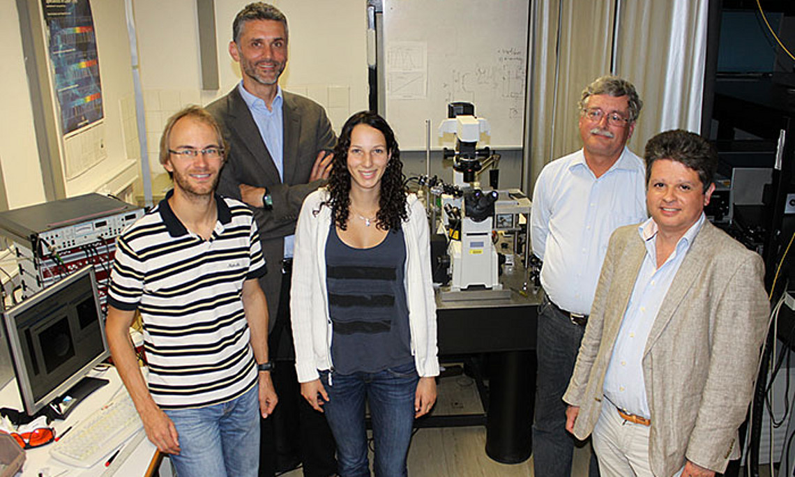 V.l.: Stefan Köstler (Joanneum Research), Joachim Krenn, Verena Häfele, Alfred Leitner (Uni Graz), Peter Abuja (Med Uni Graz). Foto: Pichler/Uni Graz