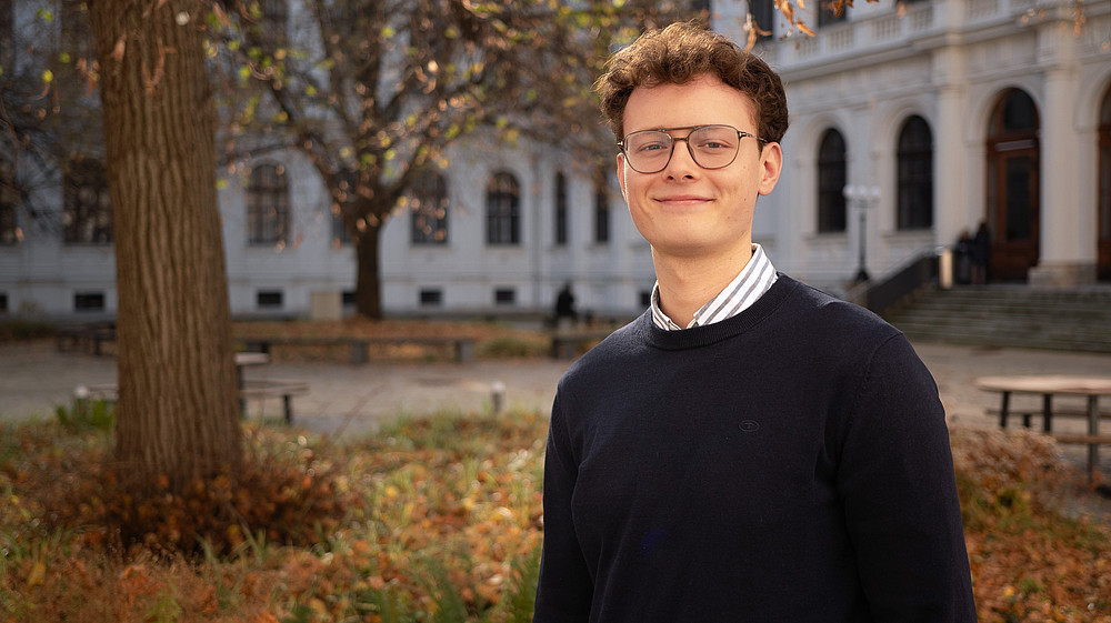 Alexander Hormann im dunklen Pullover im Innenhof der Universität Graz 