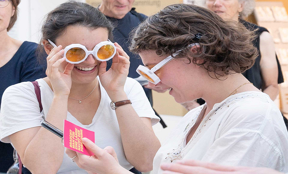 Zwei junge Frauen mit einer Brille