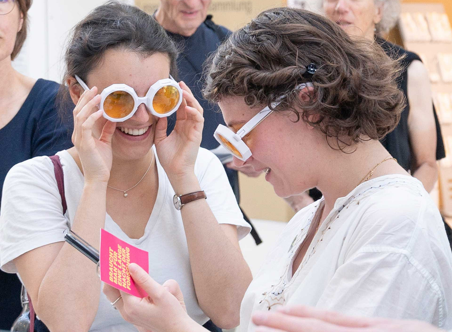 Zwei junge Frauen mit einer Brille ©Uni Graz/Angele