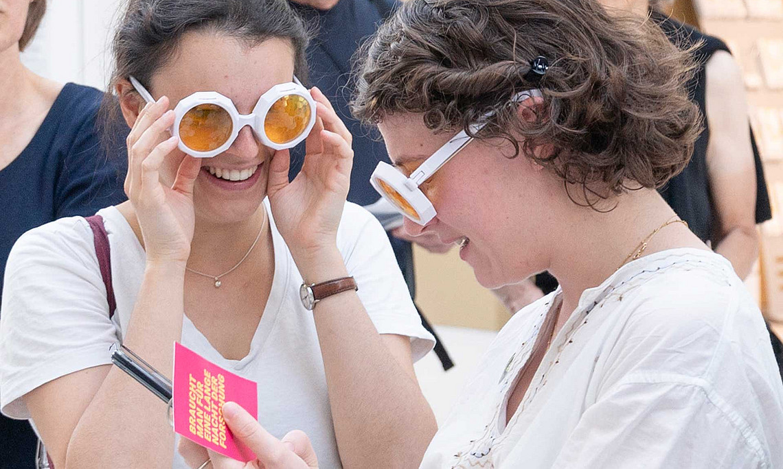 Zwei junge Frauen mit einer Brille