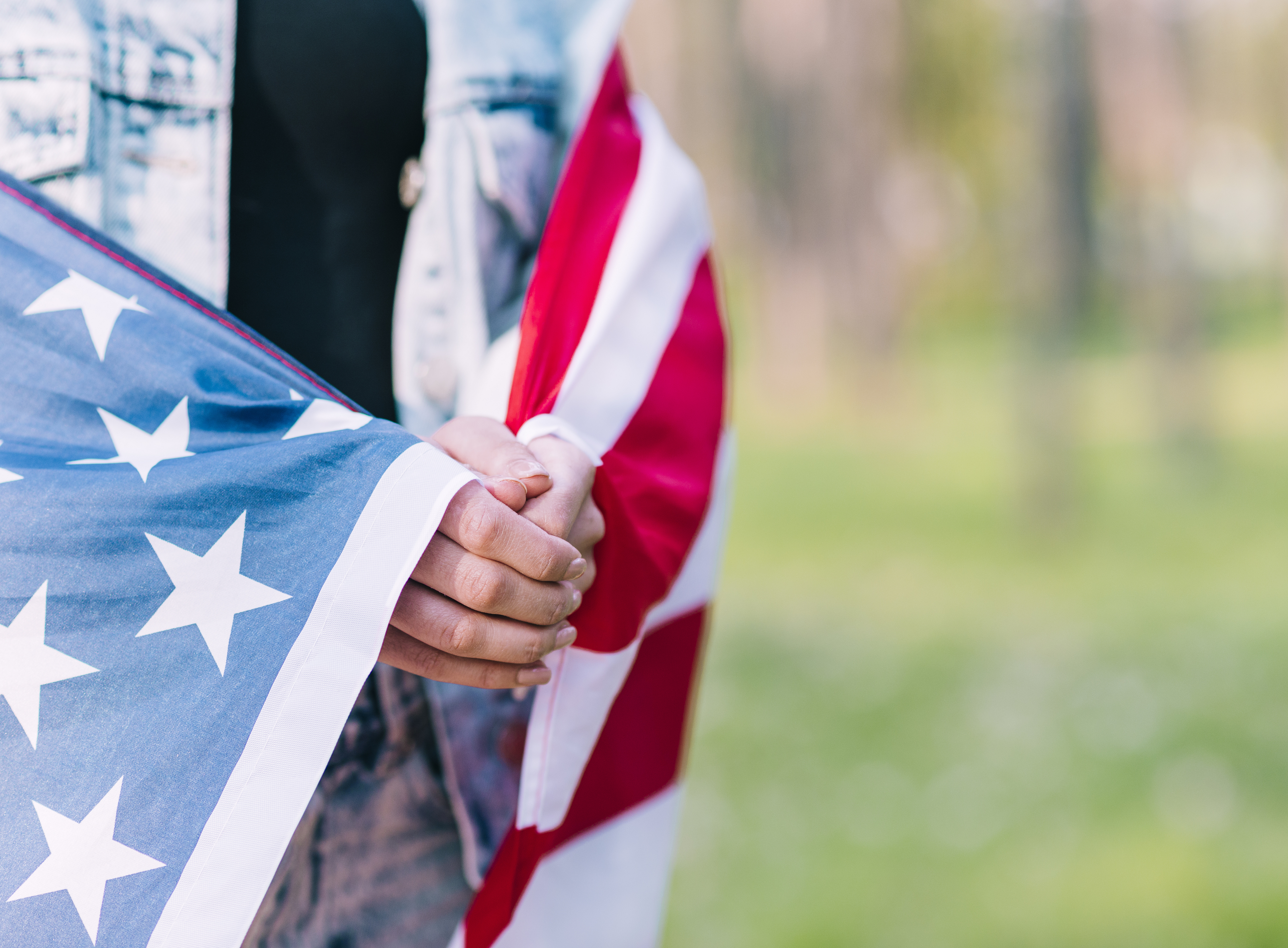 Gefaltete Hände unter amerikanischer Flagge ©Designed by Freepik