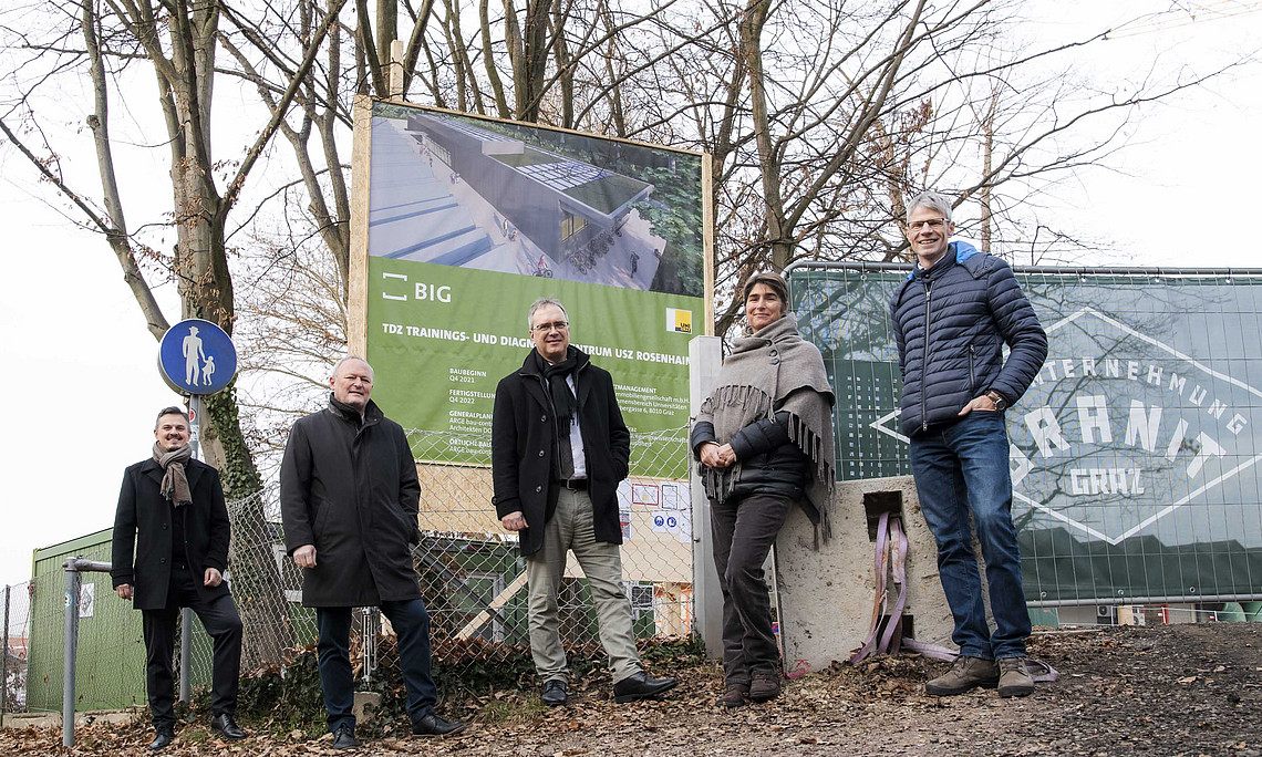 Die Trainingshalle entsteht in unmittelbarer Nachbarschaft zum neuen Institutsgebäude am Rosenhain. Geschäftsführender Rektor Peter Riedler (Mitte), BIG-Projektleiter Stefan Gautsch (links) sowie die ForscherInnen Peter Hofmann, Mireille van Poppel und Markus Tilp bei der Begehung vor Weihnachten. Foto: Uni Graz/Tzivanopoulos
