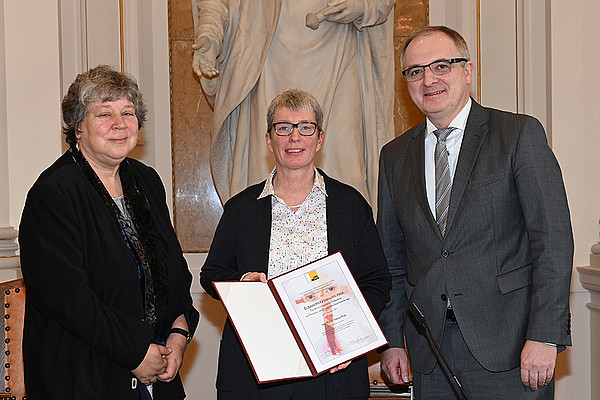 Sabine Plonz (Mitte), ausgezeichnet mit dem Elisabeth-Gössmann-Preis, Dekan Christoph Heil und Religionswissenschafterin Ulrike Bechmann. Foto: Uni Graz/Pichler 