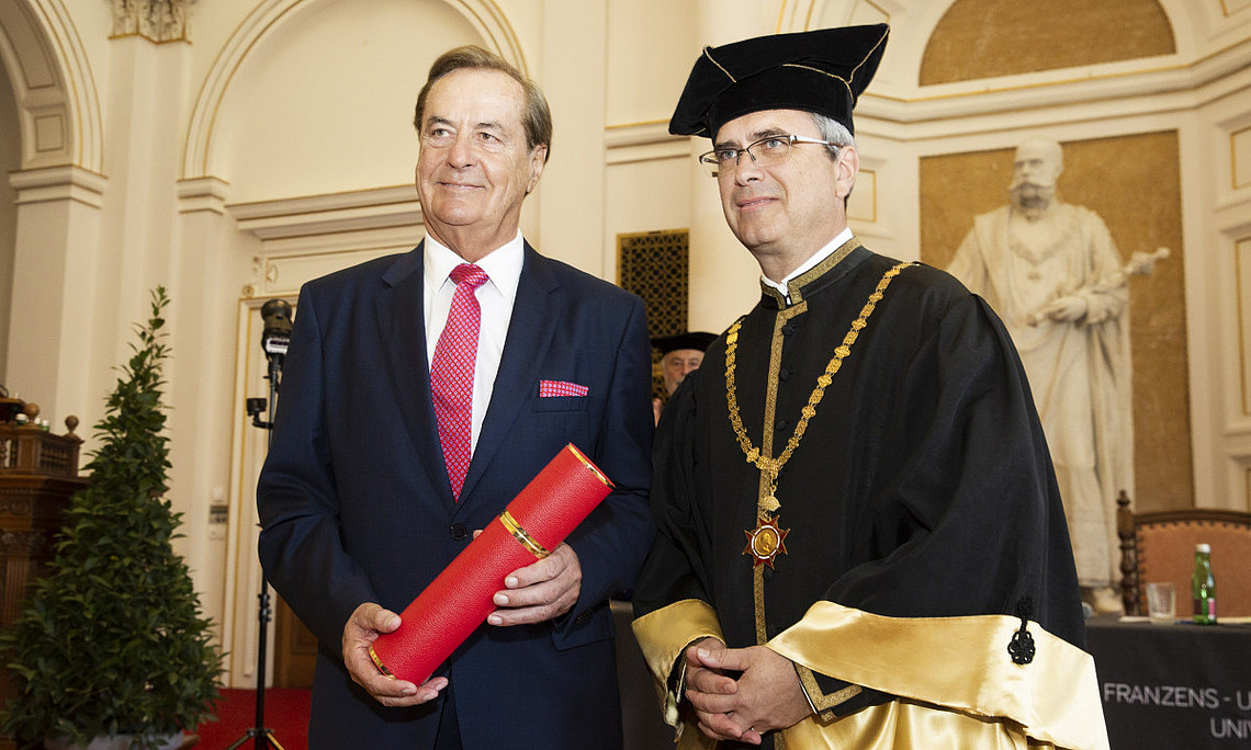 Peter Riedler, geschäftsführender Rektor, überreichte dem Unternehmer und Förderer Rudi Roth (l.) die Urkunde mit dem Titel des Ehrensenators. Foto Gasser