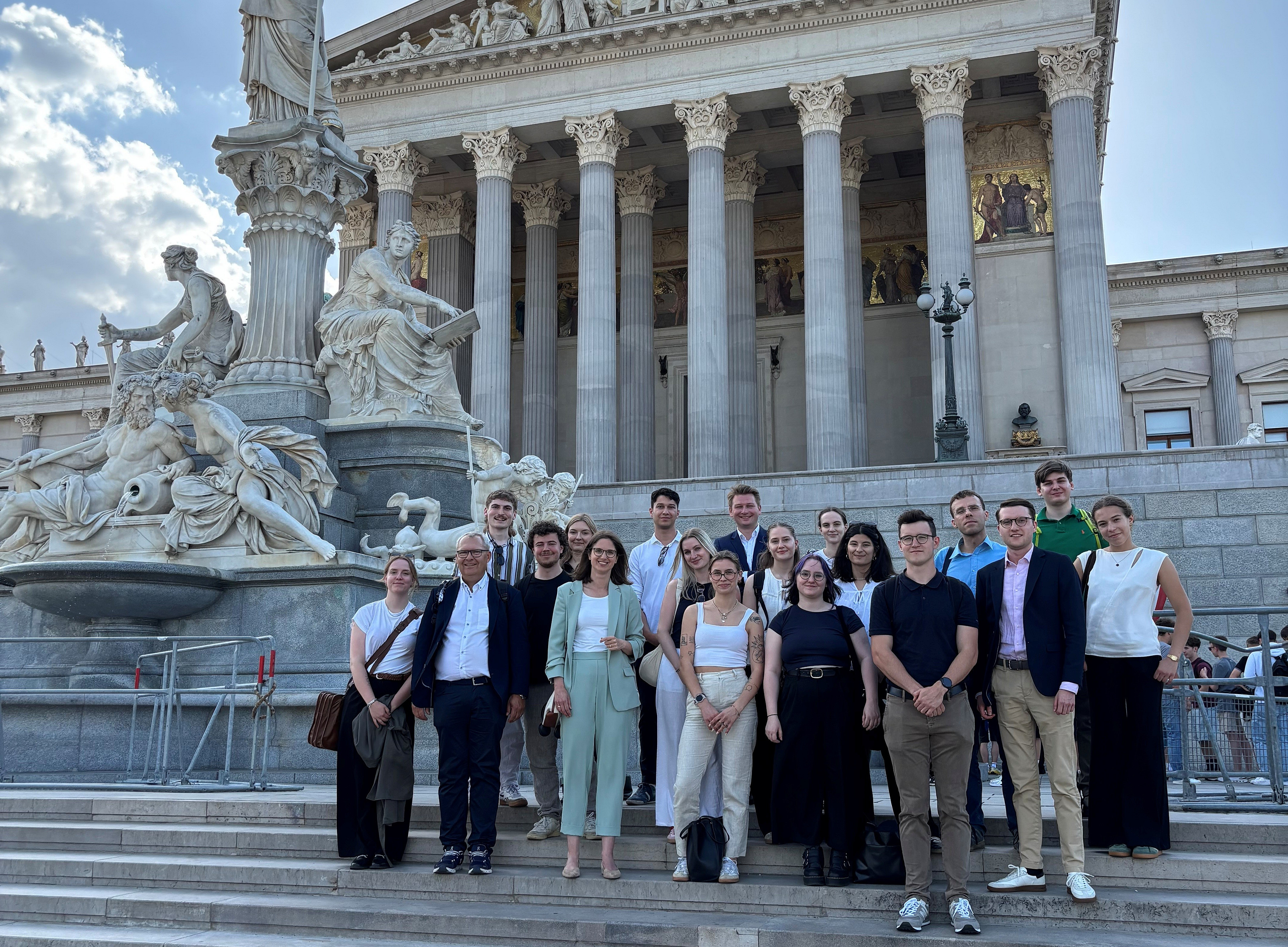 Teilnehmer:innen auf den Stiegen vor dem Parlament in Wien 