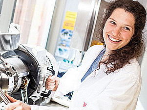 Lachende Frau in einem Laborkittel symbolisiert den Fachbereich Pharmazeutische und Medizinische Technologie ©BioTechMed-Graz