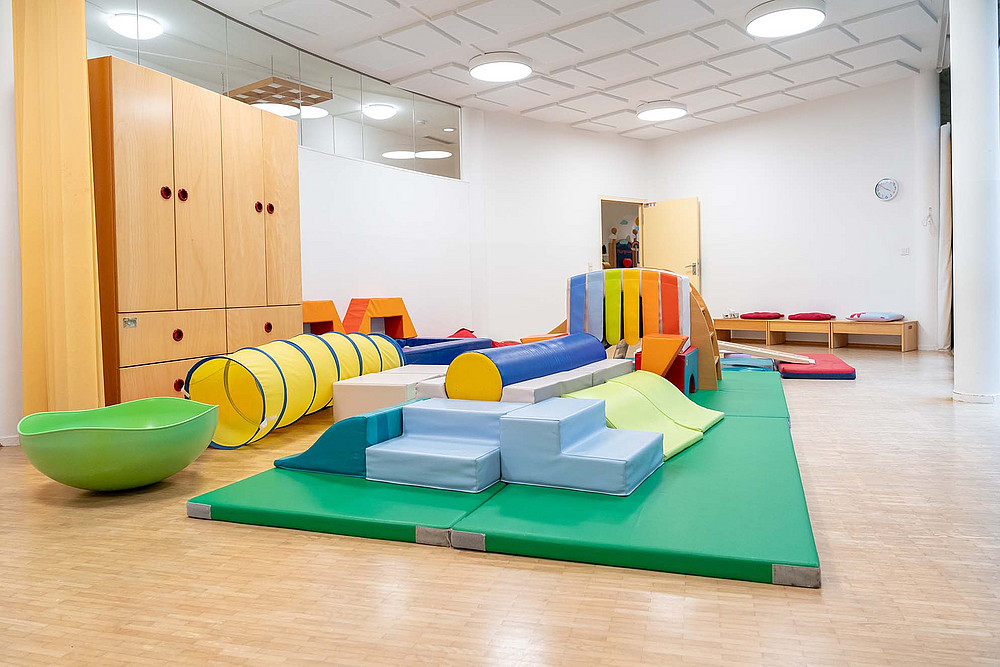Innenansicht eines Spielraums mit Matratzen und Elementen zum Spielen und Klettern ©by Vinzent Trenkler