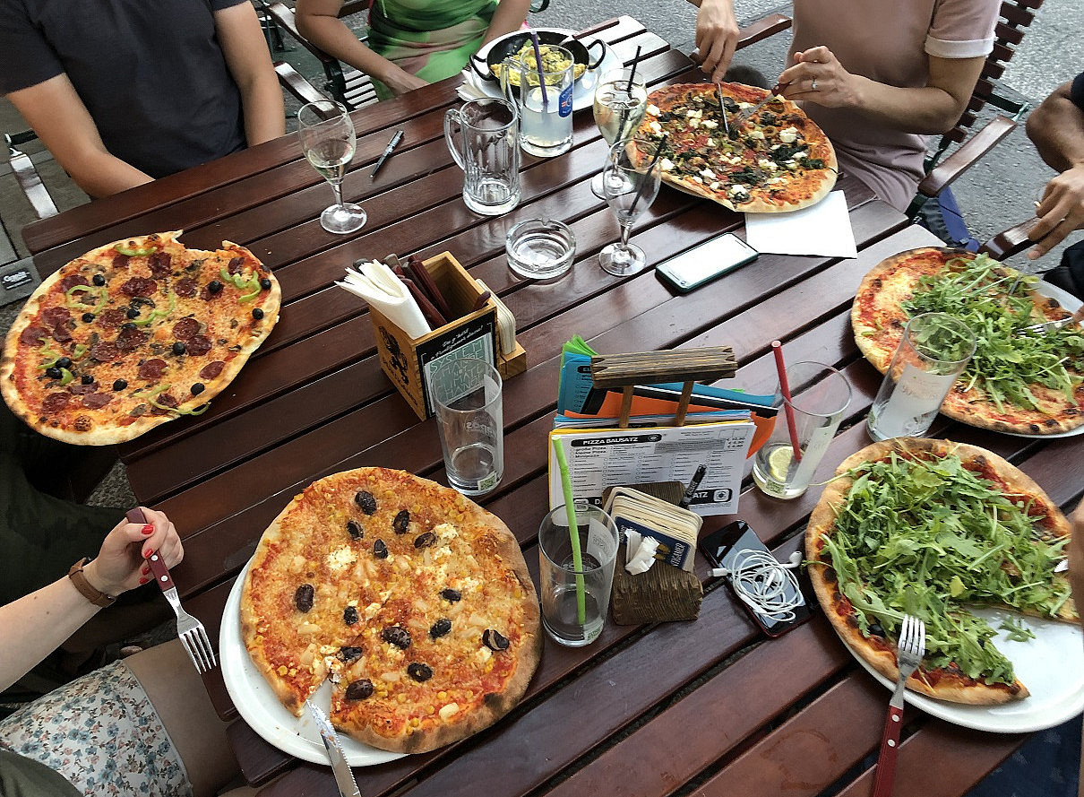 Pizzas auf Tisch 