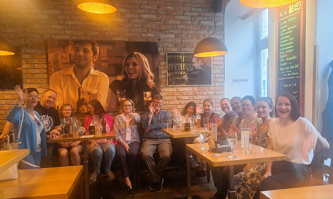 13 Personen in einer Bar